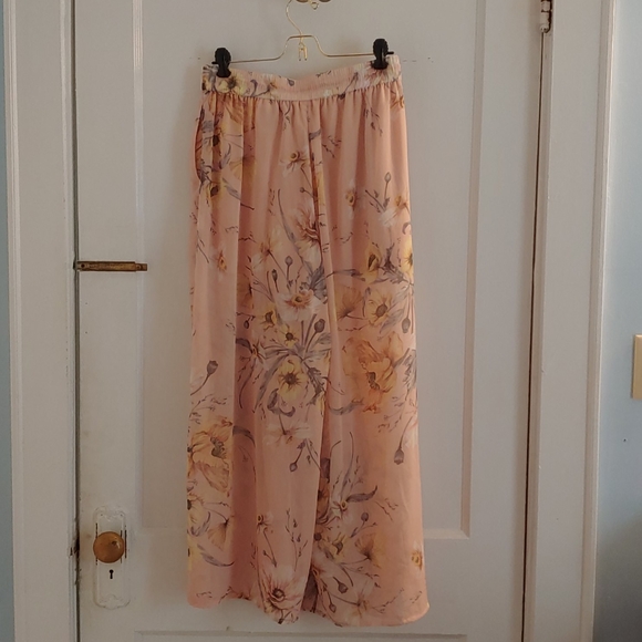 H&M pants -- flowy, floral, & bohemian - Picture 4 of 8